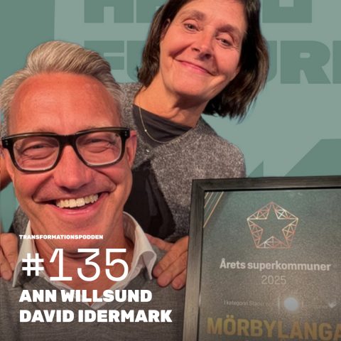 Utveckling och innovation fastnar ofta – antingen i ledningsgruppens powerpoints eller i linjens små förbättringar. I det här avsnittet går vi igenom varför gapet mellan strategi och operativt arbete är innovationsarbetets största hinder, och vad som krävs för att koppla ihop helheten. Vi pratar ISO-perspektiv, riktning, mandat, portföljhantering och varför “allt är viktigt” i praktiken betyder att ingenting blir viktigt. Ett avsnitt för dig som jobbar med förändring och vill förstå varför ni inte kommer längre än ni gör idag – och hur ni faktiskt tar nästa steg.