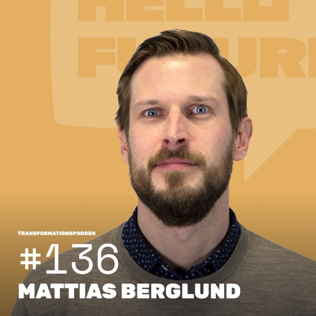 I det här avsnittet gästas Transformationspodden av Mattias Berglund, kommunstrateg i Eskilstuna och forskare vid Mälardalens universitet. Med utgångspunkt i sin avhandling om innovation i svenska kommuner pratar vi om den grundläggande paradoxen mellan innovation och demokrati.

Vi diskuterar varför osäkerhet ofta är ett större hinder än risk, mellanchefernas avgörande roll, varför samverkan inte uppstår av sig själv och varför offentlig innovation aldrig kan kopieras rakt av från privat sektor.

Ett avsnitt för dig som vill förstå vad som egentligen bromsar innovation i offentlig sektor – och varför det ibland måste skava för att fungera.